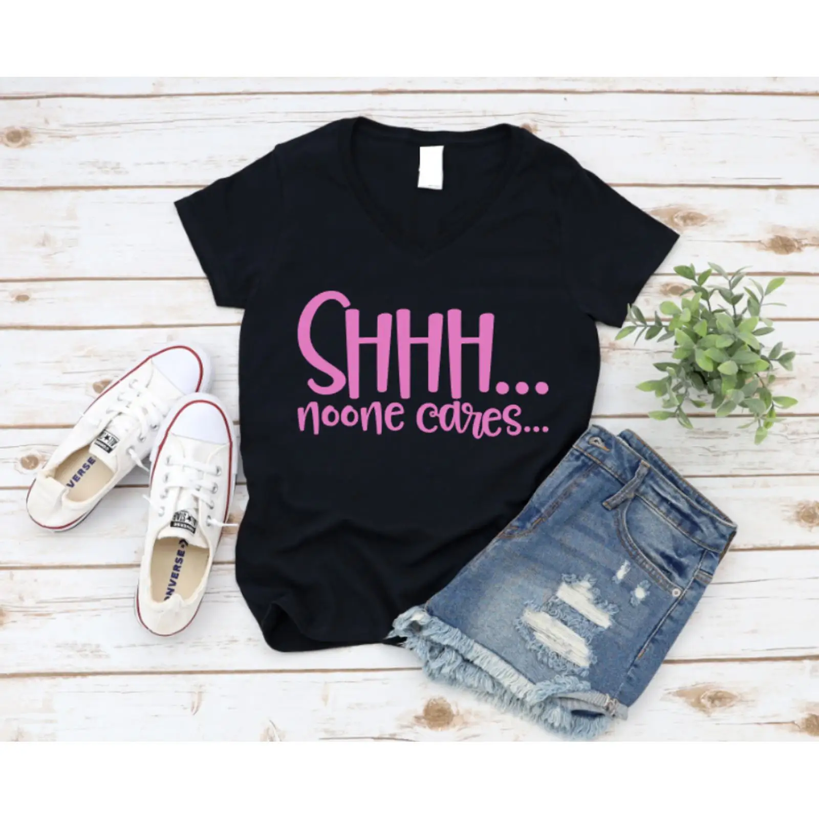 T-shirt noir avec texte rose ' - On Sneaker Care avis et prix